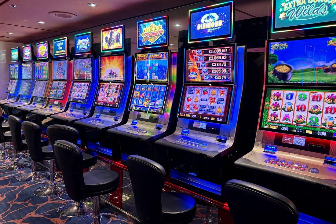 Deretan mesin slot berwarna-warni di lantai kasino, ilustrasi pembahasan RNG dan RTP