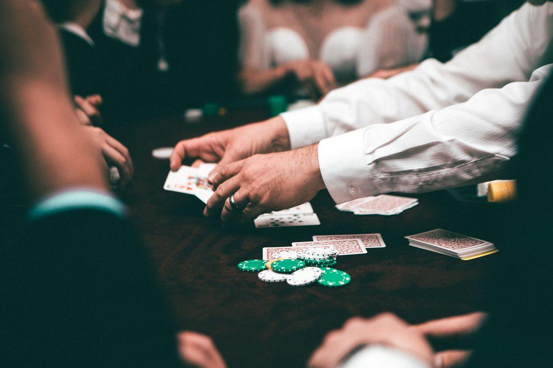 Pemain poker serius mengamati kartu di meja