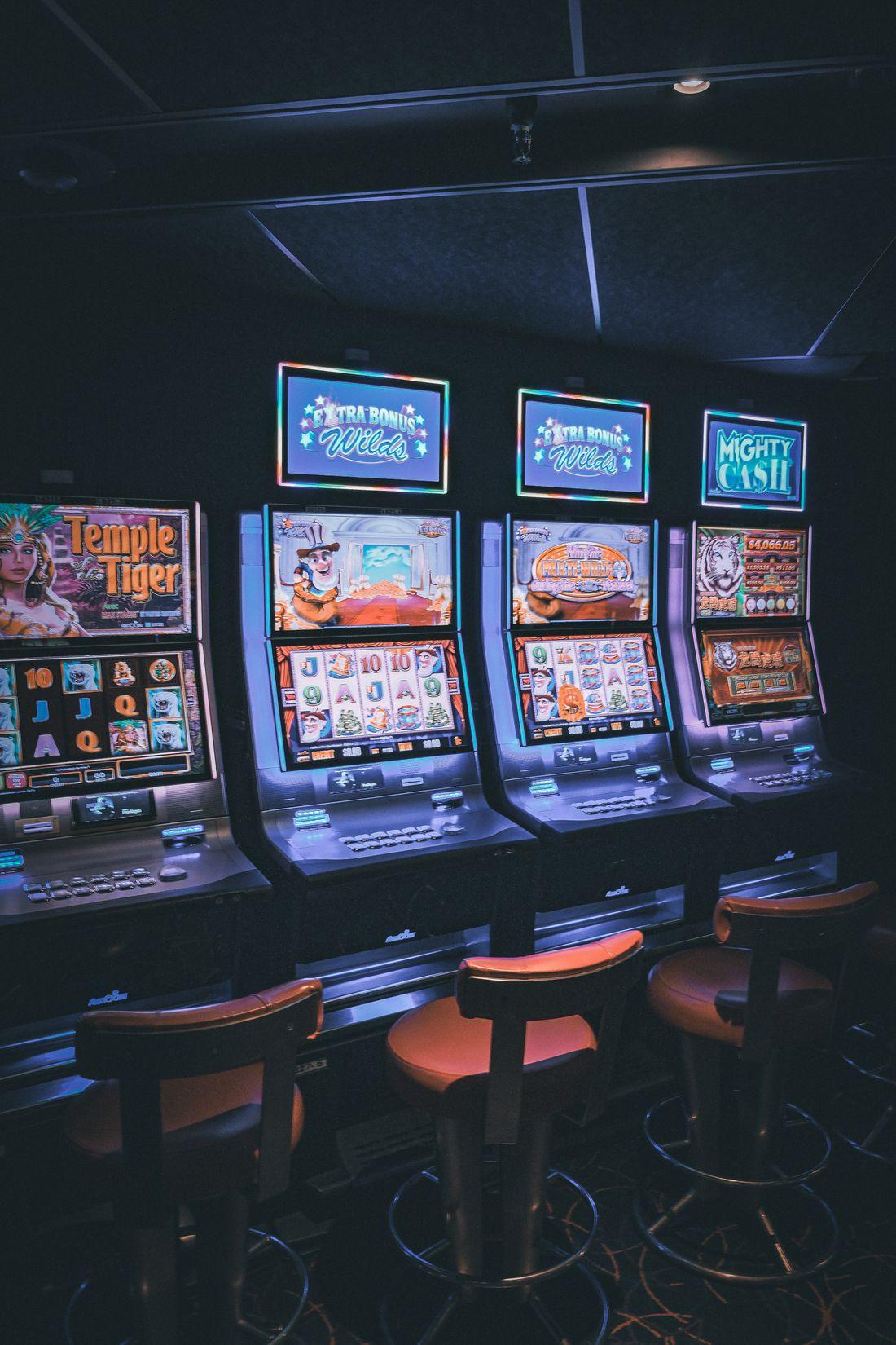 Barisan mesin slot menyala di kasino