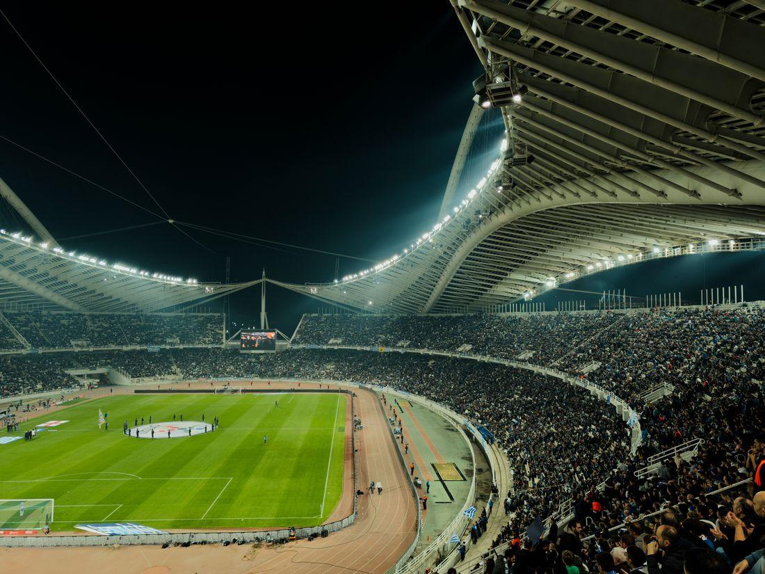 Suasana stadion sepak bola di malam hari