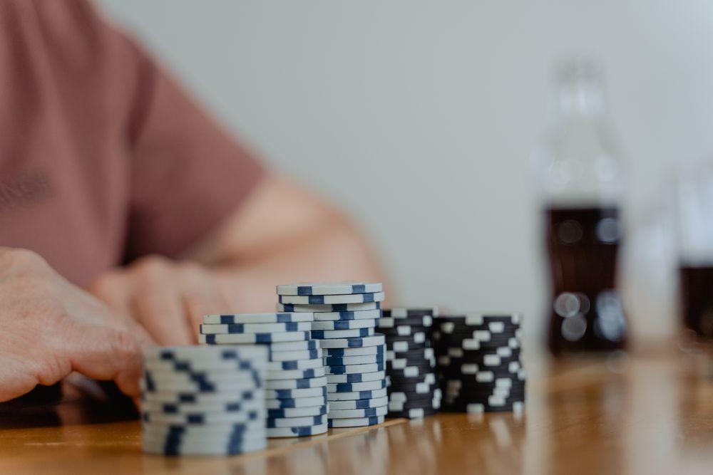 Chip poker tertata rapi sebagai ilustrasi halaman kontak Oyo777